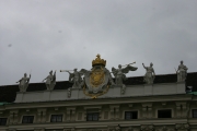 Crown of the holy roman empire on top of the kaiser's appartment (vienna_7066.jpg)